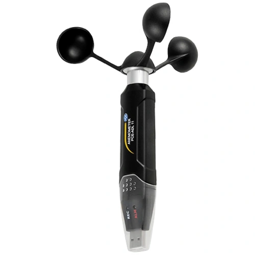 Ein schwarzes Anemometer mit USB-Anschluss, das die Windgeschwindigkeit misst. Drei drehbare Schalen sind oben angebracht.